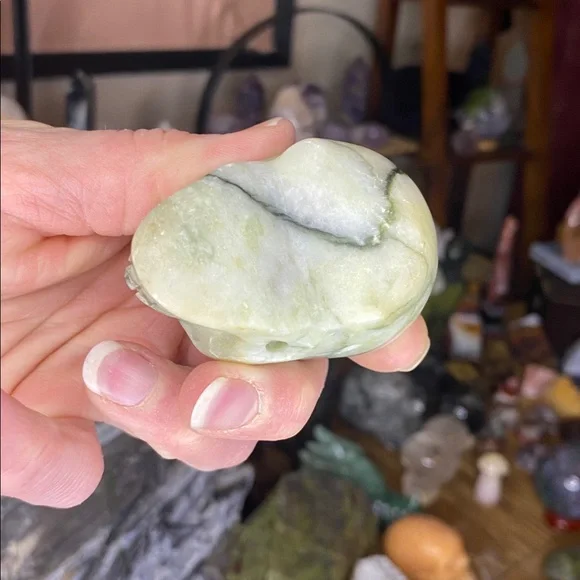 Unique Black Lace Serpentine Skull Carving - Picture 4 of 7